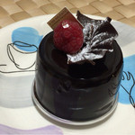 アテスウェイ - ショコラヴァニーユ（480円税込）見た目も中身もとっても美人さんのケーキです。