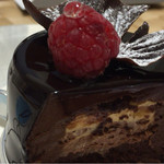 アテスウェイ - 断面図。薄くコーティングされたチョコレートの中には、複数のムース、スポンジ。それぞれ美味しいが、口に入れる見事な統一感。