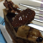 アテスウェイ - このコーティングされたアーモンドがヤバイ旨さ((((；ﾟДﾟ)))))))個人的にこのケーキの心臓部に思えます。