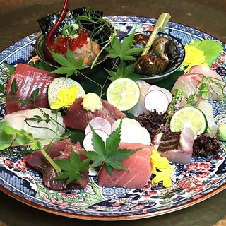 "Fresh Sashimi and Seasonal Seafood Bowl is a Must-Try♪"