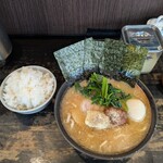 幸家 - ラーメン·味玉·ライス￥1200