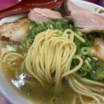豚平 - 豚平ラーメン 850円（2025年11月）の麺
