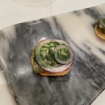 スリオラ - イワシのタパス／青のりかかって、下にポテトチップが敷かれている。美味い。