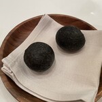 スリオラ - オリーブオイルの揚げパン／口の中で黒オリーブオイルソースが広がります