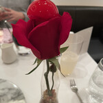 スリオラ - バラの上にライチのゼリーがあり、食べられます