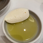 スリオラ - 薫製されたバターとオリーブオイルをパンにディップ