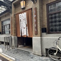 膳處漢ぽっちり - 入り口は、どっしりとした石造の洋館。