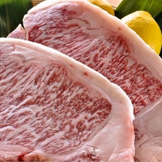 일품 ◎ 숯불로 차분히 정성스럽게 구운 히로시마 쇠고기 로스와 오노 미치 포크