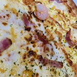 ピザハット - 料理写真:芳醇ベーコンマッシュルームと海老マヨ明太のマッシュルーム乗ってない