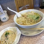 ラー麺専門店 こしがや - ラーメンは少し食べちゃいました