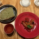 HAKUMOKKA - 赤の皿は 色々なミニトマト カンパーニュはヨモギ