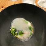 HAKUMOKKA - ジーマーミー豆腐 泡の昆布だし 緑の豆 ！