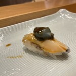 寿司割烹 魚紋 - アワビ肝のせ