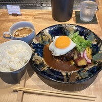 グリル ア ターブル - オリーブ牛鉄板焼ハンバーグ　焼き野菜添え