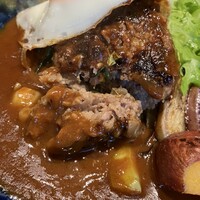 グリル ア ターブル - オリーブ牛鉄板焼ハンバーグ　焼き野菜添え