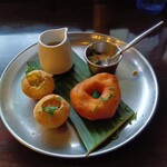 Indian Street Food & Bar GOND - 冷たいスープを自分で注ぐ。揚げ物にココナッツ入りペーストを付けて食べる