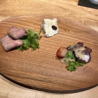 グリル ア ターブル - ◆オリーブ牛鉄板焼きハンバーグコース（3,100円）
                      <前菜>
                      ・阿波牛のローストビーフ
                      ・岡山県吉田牧場のカマンベールチーズ
                      ・地ダコのカルパッチョ