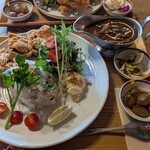 麦と米 - 唐揚げ牛すじカレー