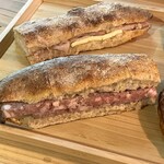 茶屋町パーラー - 黒豚パテドカンパーニュサンド・自家製ハムとコールスローサンド