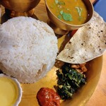 マリカ ネパール料理＆バー - ライス、パパド、アチャール、ギー