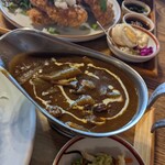 麦と米 - 牛すじカレー　牛すじたくさん入ってる