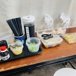 日の出製麺所 - 卓上から、あげやちくわ天、卵はセルフで取ります。