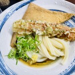 日の出製麺所 - うどん(小)にあげ、ちくわ天、ねぎ、しょうが、ぶっかけだしをトッピングしています。