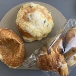 リュミエール - 料理写真:牛すじカレーパン220円　チョコチップメロンパン160円　プチクロワッサン300円