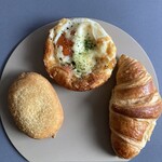 サニー サイド アップ - 料理写真:すごいカレーパン300円　サニーサイドアップ340円　クロワッサン400円