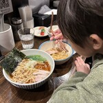 櫻井中華そば店 - ガツガツ食べる我が子