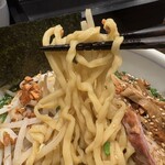 櫻井中華そば店 - 【限定】揚げニンニクとニラの中華そば、麺リフトアップ