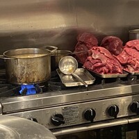 キャトルラパン 北梅田 - 仕込まれた「お肉」が山積みで圧巻,十分に熱せられた鉄板で10数枚一気に焼いていく,