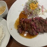 キャトルラパン 北梅田 - 「1枚」(税込1150円)+「ご飯大」(税込150円), 超レアに焼き上がった「ステーキ」は,赤身が柔らかく,肉そのものの味を感じられ最高,さらに,「ステーキソース」が上質なお肉の味わいを引き立たせる