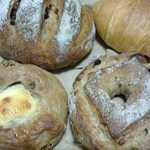 パン家ジパング - 塩バターロール・かぼちゃと大納言・ハニーフロマージュ・４種のナッツ