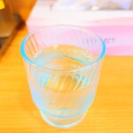 炒飯と新潟中華そば 我武者羅 - お水を置いてくれている席に座ります。