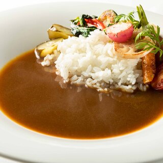 牛スネ肉、香味野菜から抽出したブイヨンで仕上げた一皿