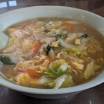 ３３ラ－メン - 五目あんかけ麺。様々な具材が入っています。