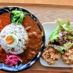 スパイスキッチン 成ス - 料理写真:こちらが米沢牛のとろけるカレーの新味と米沢牛のとろけるカレーの元味のあいがけカレー