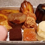aoi restaurant - 一番右列下から、カスタードフラン、カヌレ。2列目下からゼリー、コーヒーメレンゲ、クッキー、マドレーヌ。3列目下から、生チョコ、マロングラッセ、フィナンシェ。4列目下から、マカロン、サブレ、オレンジ漬け