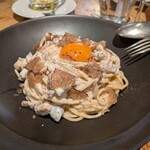 Cheese Tavern CASCINA - トリュフと熟成ベーコンの炎のカルボナーラ