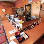 32796438 - カウンターで７席です。