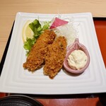 和食麺処 サガミ - ◯牡蠣フライ
火傷しそうな程
揚げ立て熱々で提供されていた

業務用のタルタルソースかと思いきや
クラッシュエッグ（白身）と
刻んだピクルスが合わされている