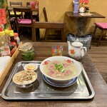 ベトナム料理クアンコム11 - 汁麺セット　Phở Bò Tái、魚炒りご飯
