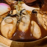 和食麺処 サガミ - 牡蠣は加熱感が少なめで
ミルキーさがある風味、味わいが広がる
美味しさだった

スッキリ見通しの良さはある
鰹から引かれている出汁感と
赤味噌感の味わいがシッカリとあるうどん汁