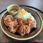 初駒 - 料理写真:子供の拳大の唐揚げと油淋鶏タレ