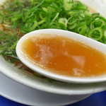 来来亭 - スープは鶏ガラベースの醤油味。