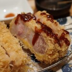 とんかつ成蔵 - いっぱいあると塩だけじゃなくて、ソースでも食べる余裕あるのが素敵♪