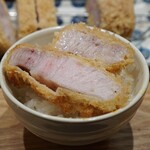 とんかつ成蔵 - オンザライスしちゃうよね✨端っこの所食べれるの嬉しい！