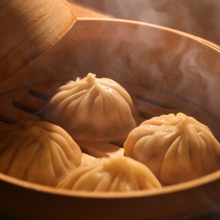 名物の小籠包は、一枚一枚、手で包み、一皿一皿、心を込めて。