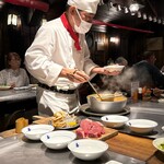 サムズ アンカーイン - 盛り付けは全てテーブル行われます。